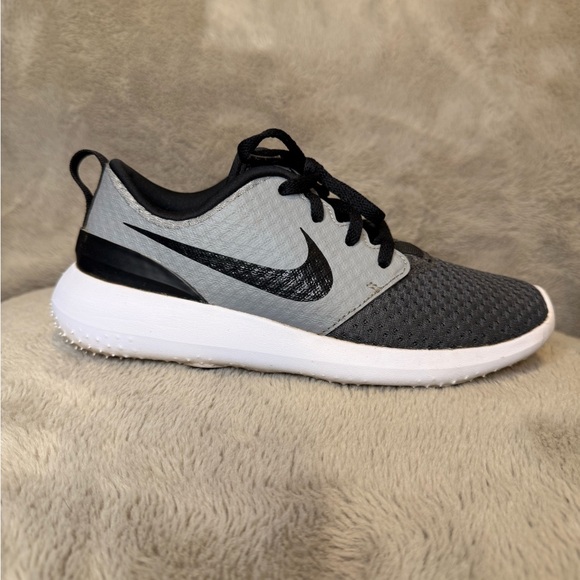 Nike Roshe Kids Black and White Golf Shoes - Picture 3 of 9
